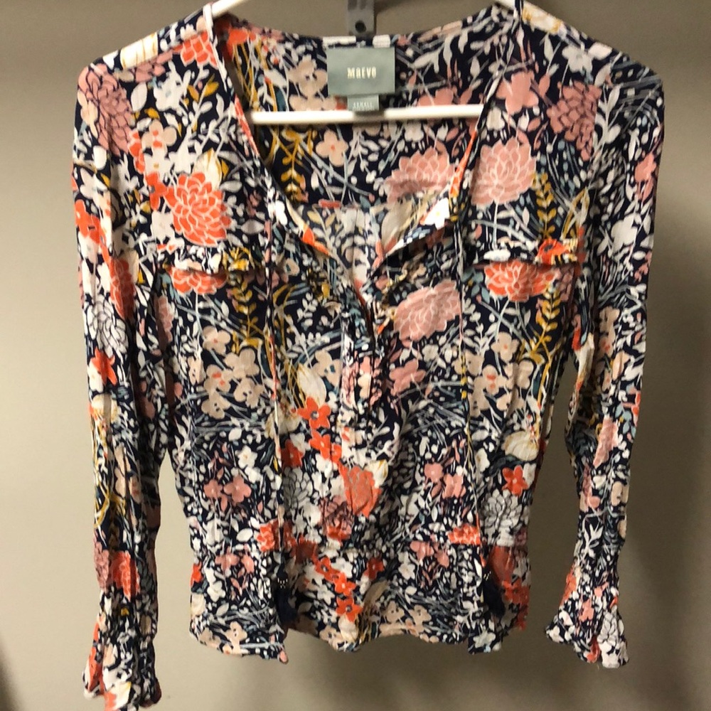 Floral Anthropologie top with buttons and tassel details
